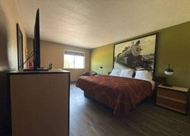Super 8 by Wyndham Topeka/Wanamaker RD/I-70 4