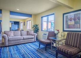 Days Inn & Suites by Wyndham Waterloo 3