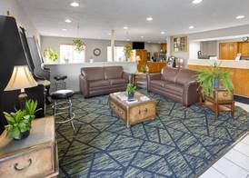 Super 8 by Wyndham New Stanton 4