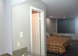 Deluxe Inn Irving 4