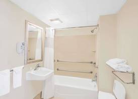 Days Inn by Wyndham Springfield/Phil.Intl Airport 4