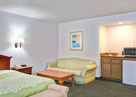 Days Inn & Suites by Wyndham Fullerton 4