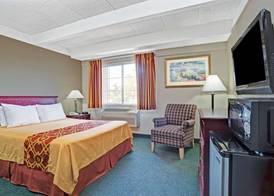 Travelodge by Wyndham Iowa City 3