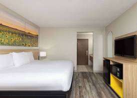 Days Inn & Suites by Wyndham Kansas City South 5