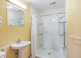Days Inn by Wyndham Pittsburgh 5