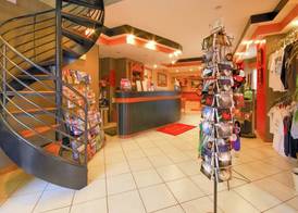 Econo Lodge at the Falls North 3