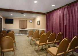 Howard Johnson by Wyndham Buena Park 3