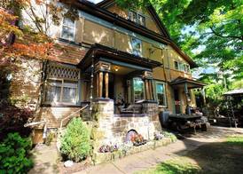 The Queen, A Victorian Bed & Breakfast 5
