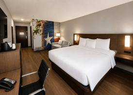 Clarion Pointe Addison - Dallas North 4