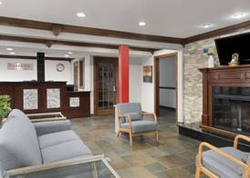 Ramada by Wyndham Cedar Rapids South 4