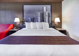 Super 8 by Wyndham Ambassador Bridge Windsor ON 5