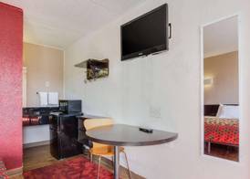 Econo Lodge Inn and Suites 4