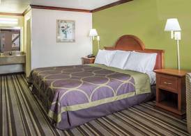 Super 8 by Wyndham San Marcos 5