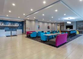 La Quinta Inn & Suites by Wyndham Shorewood 2