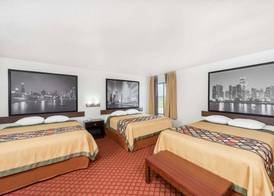 Super 8 by Wyndham Marshall 5