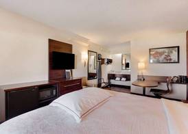 Super 8 by Wyndham Deerfield - Northbrook 2