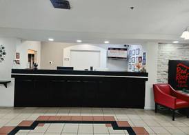 Newly Renovated Red Roof Inn & Suites Hinesville with breakfast 4