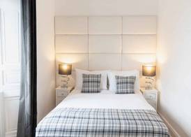 Edinburgh Castle Apartments 5