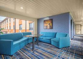 Days Inn & Suites by Wyndham Waterloo 4