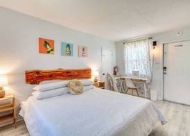 Pineapple Shores Retro Inn 5