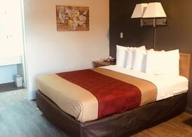 Econo Lodge Lawrence near University 5