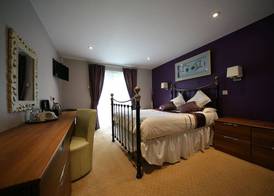 The Dewdrop Inn 5