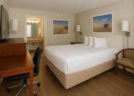 Days Inn by Wyndham Bradenton I-75 4
