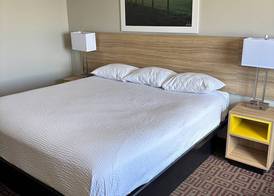 Days Inn by Wyndham West Branch Iowa City Area 5
