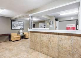 Super 8 by Wyndham Bloomington Normal 2