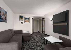 La Quinta Inn & Suites by Wyndham Cleveland Airport West 5
