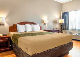 Econo Lodge Inn & Suites 5