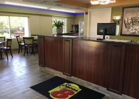 Super 8 by Wyndham Sarasota Near Siesta Key 4