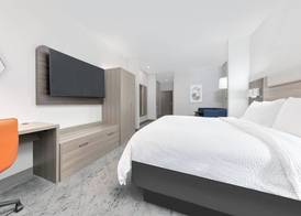 Holiday Inn Express & Suites WINNIE by IHG 4