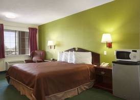 Howard Johnson by Wyndham Grand Prairie Near Lone Star Park 3