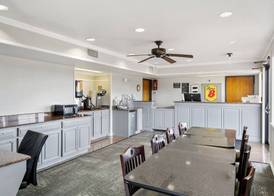 Super 8 by Wyndham Mount Vernon 3