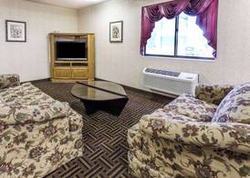 Super 8 by Wyndham Yorkville 2