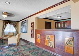 Super 8 by Wyndham Roseville/Detroit Area 2
