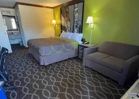 Super 8 by Wyndham San Marcos 4