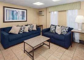 Days Inn by Wyndham Rockford I-90 Walking Distance to Casino 3