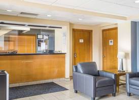 Econo Lodge Inn & Suites I-35 at Shawnee Mission 3