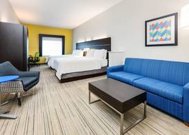 Holiday Inn Express & Suites CLEBURNE by IHG 4