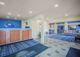 Days Inn & Suites by Wyndham Waterloo 2