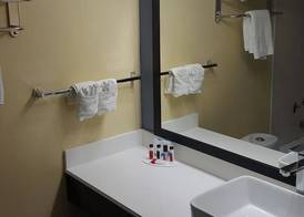 Days Inn & Suites by Wyndham Grand Rapids Near Downtown 5