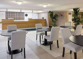 La Quinta Inn by Wyndham Pittsburgh Airport 4