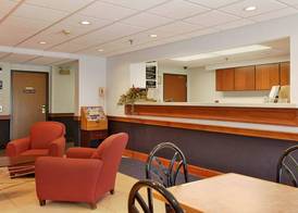 Super 8 by Wyndham Manchester Airport 4
