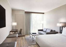AC Hotel by Marriott Phoenix Biltmore 4
