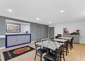 Super 8 by Wyndham Elizabethtown 4