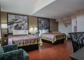 Super 8 by Wyndham Downtown Gatlinburg at Convention Center 4