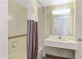 La Quinta Inn & Suites by Wyndham New Orleans Airport 3