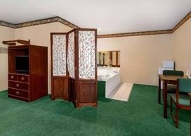 Super 8 by Wyndham Reedsburg 5